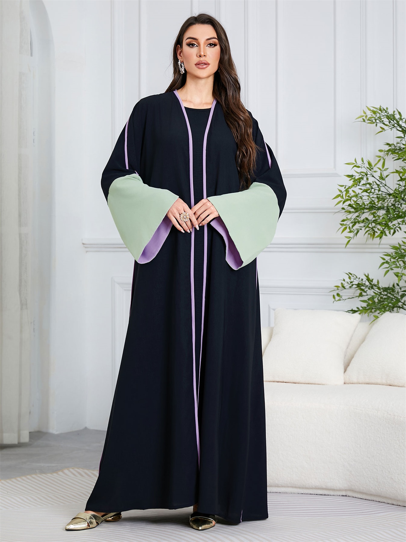 عباية مفتوحة من الأمام وحواف متباينة لون أسود