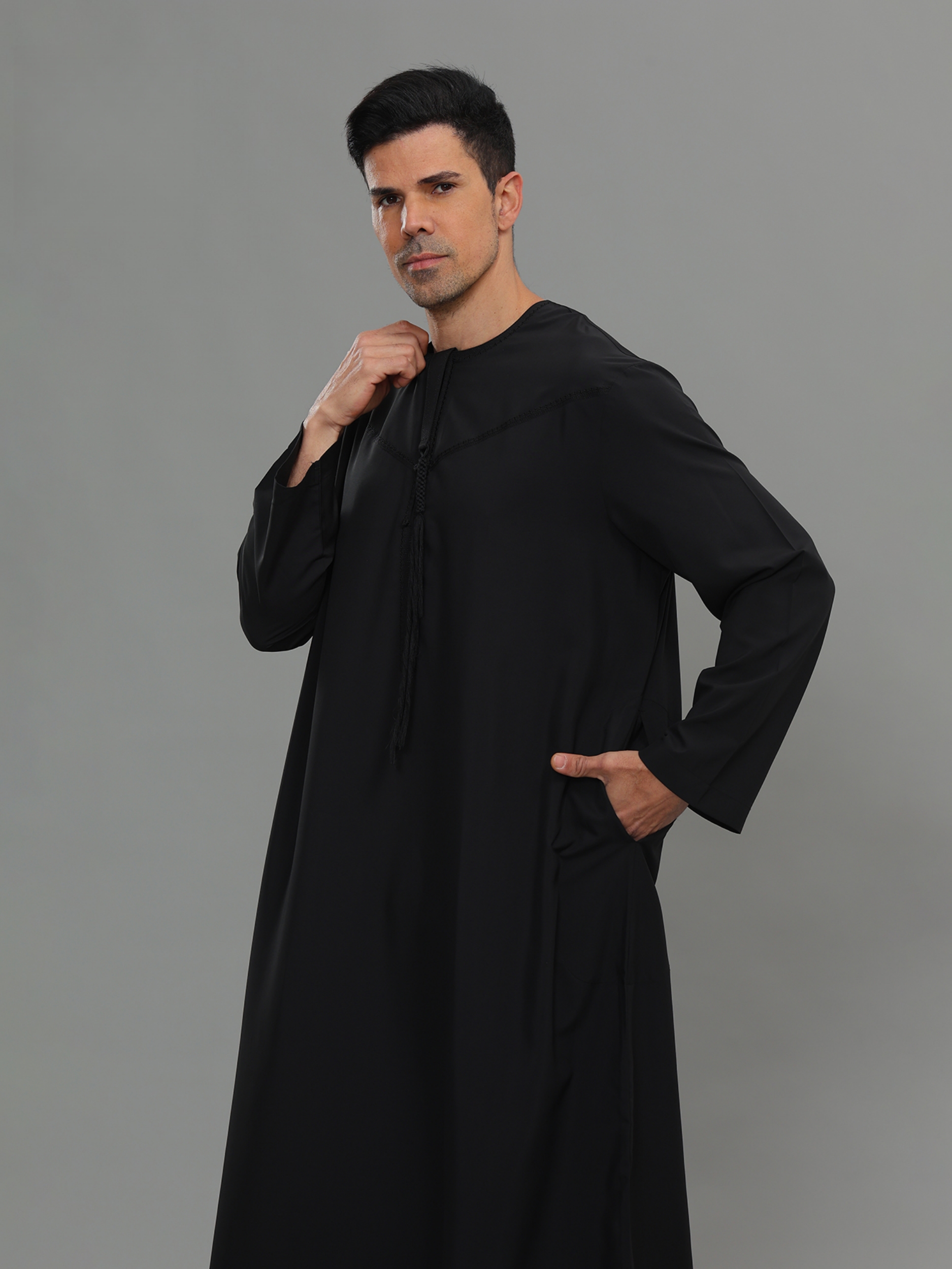 ثوب بأكمام طويلة وتفاصيل شراشيب للرجال