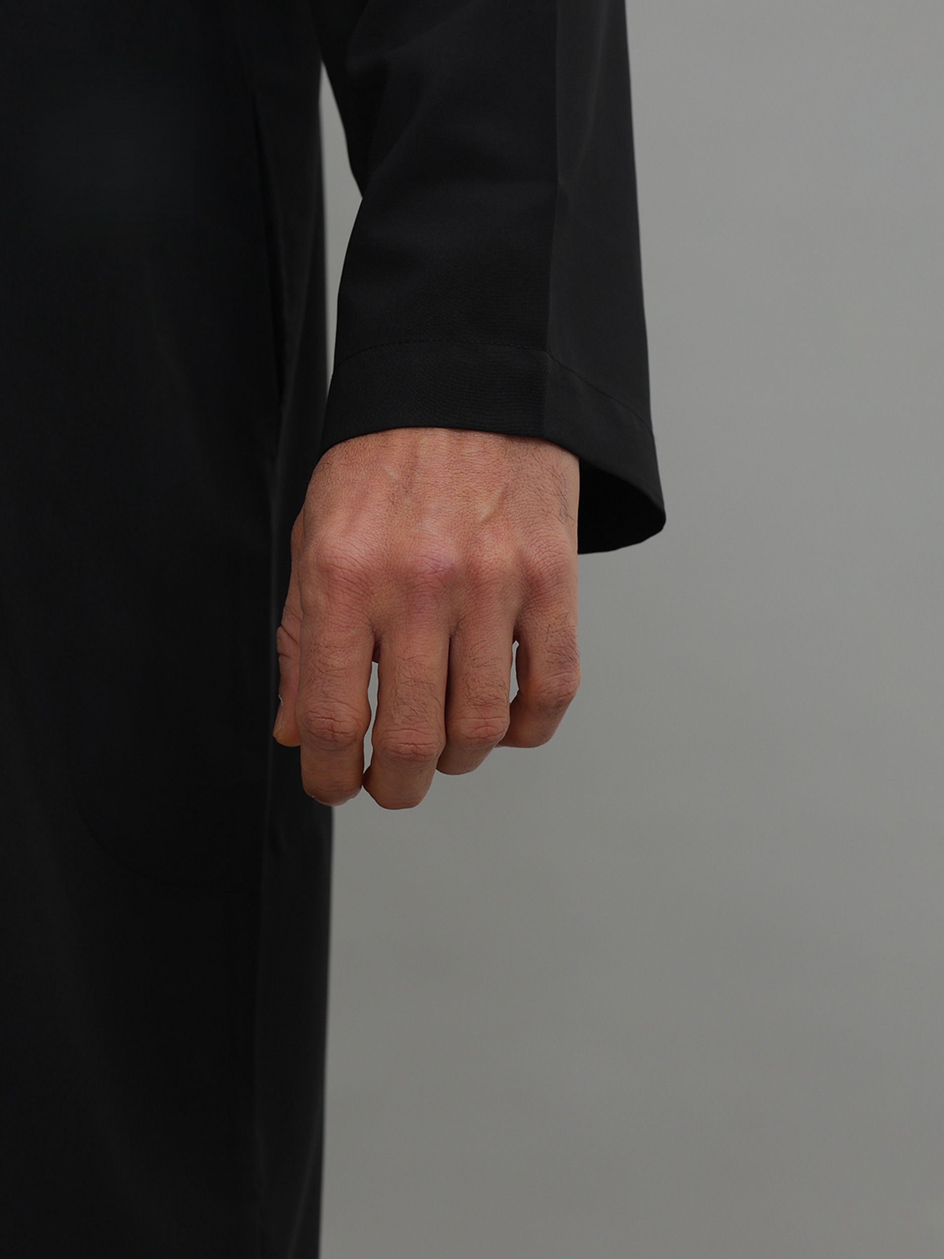 ثوب بأكمام طويلة وتفاصيل شراشيب للرجال