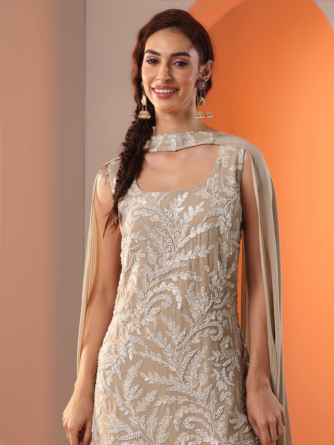 مجموعة من دوباتا وبنطال بالازو وكورتا مستقيمة جورجيت مزينة تان
