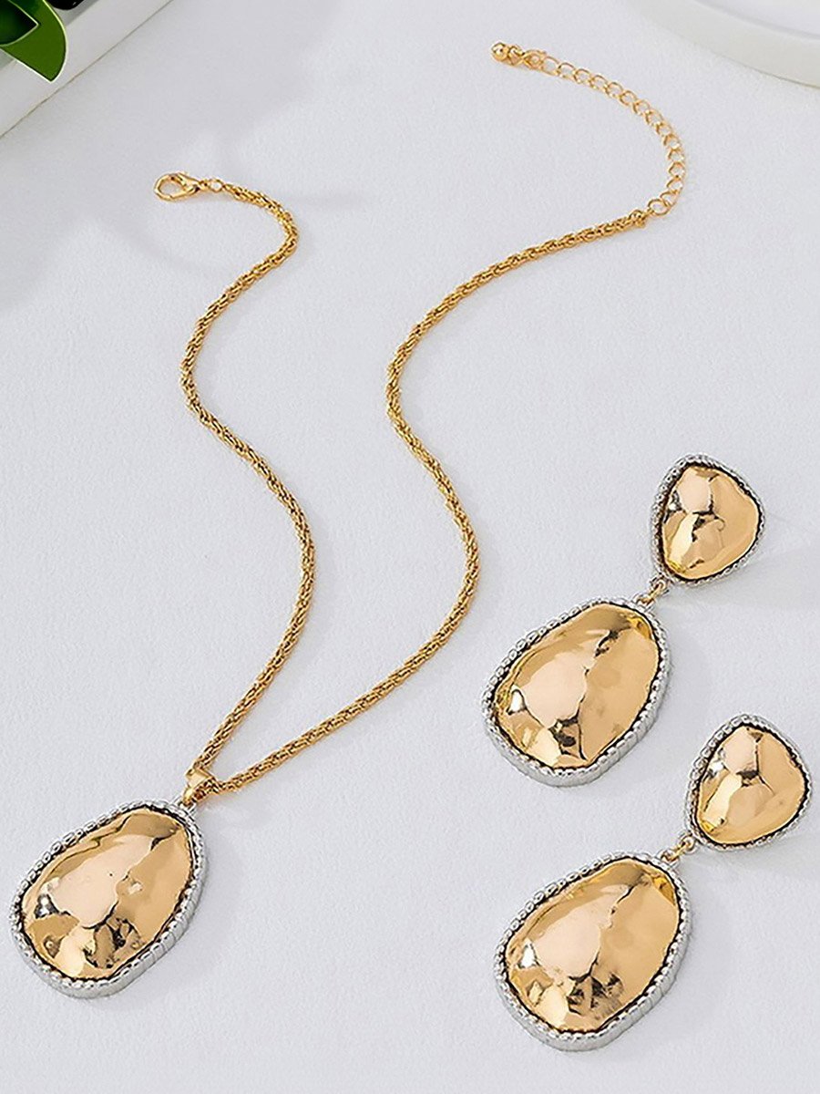 Gold Tone Casual Hammered Pendant Necklace and Earrings Set