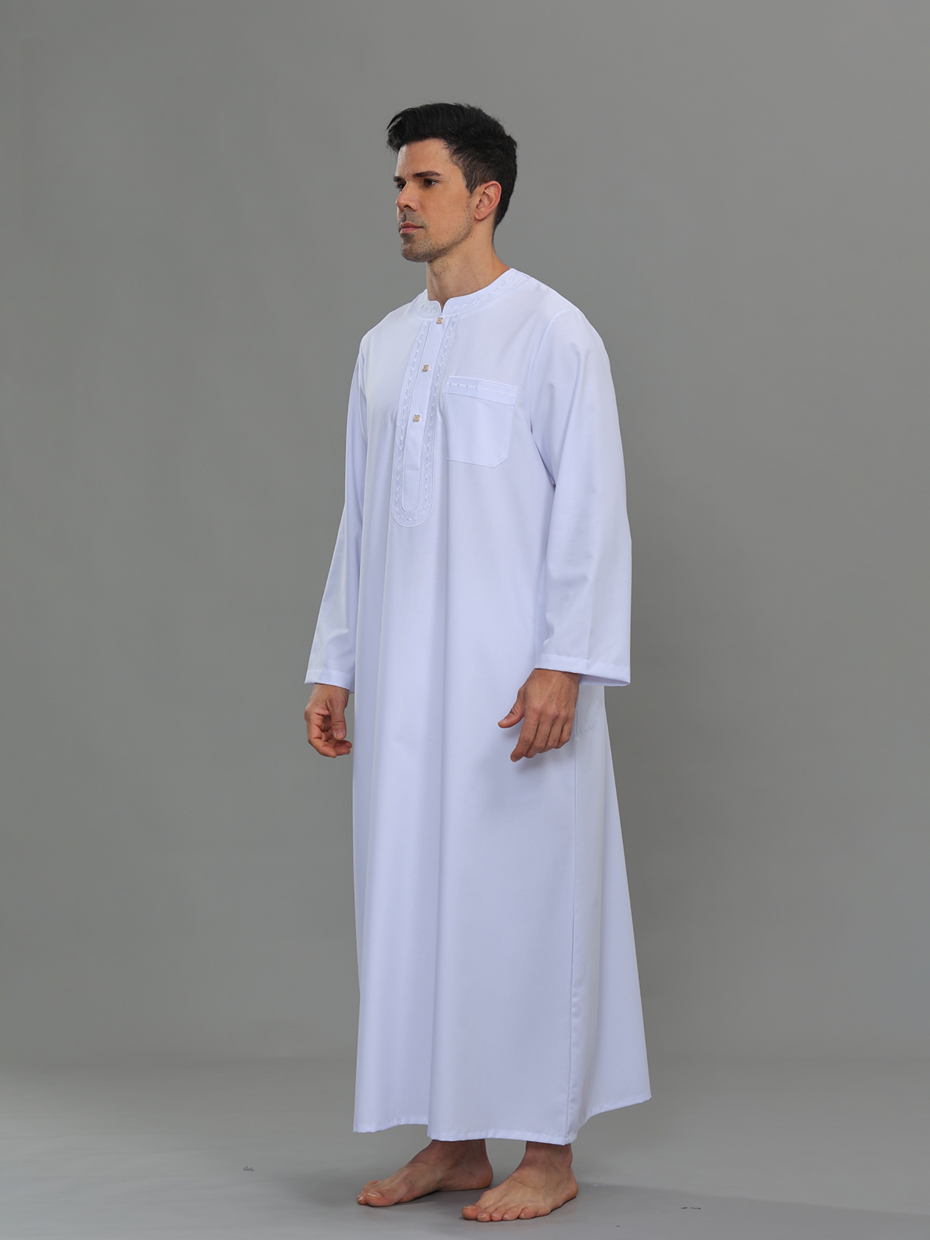 ثوب بأكمام طويلة وتفاصيل أزرار للرجال