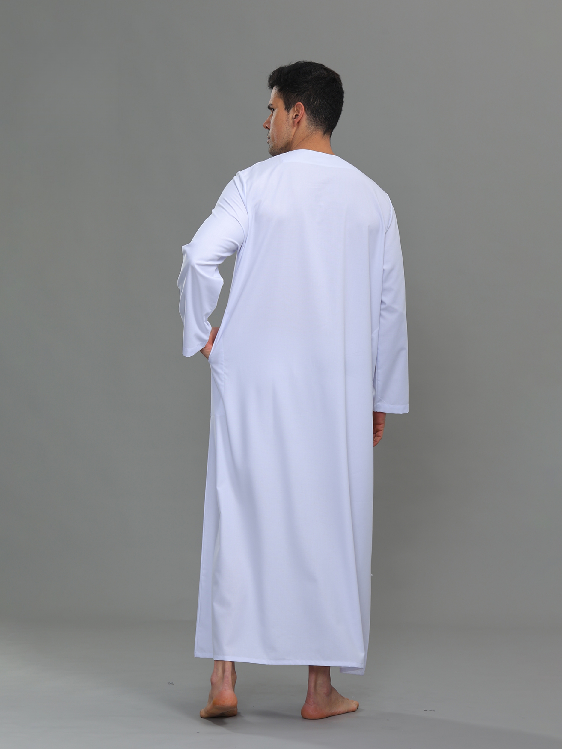 ثوب بأكمام طويلة وتفاصيل أزرار للرجال