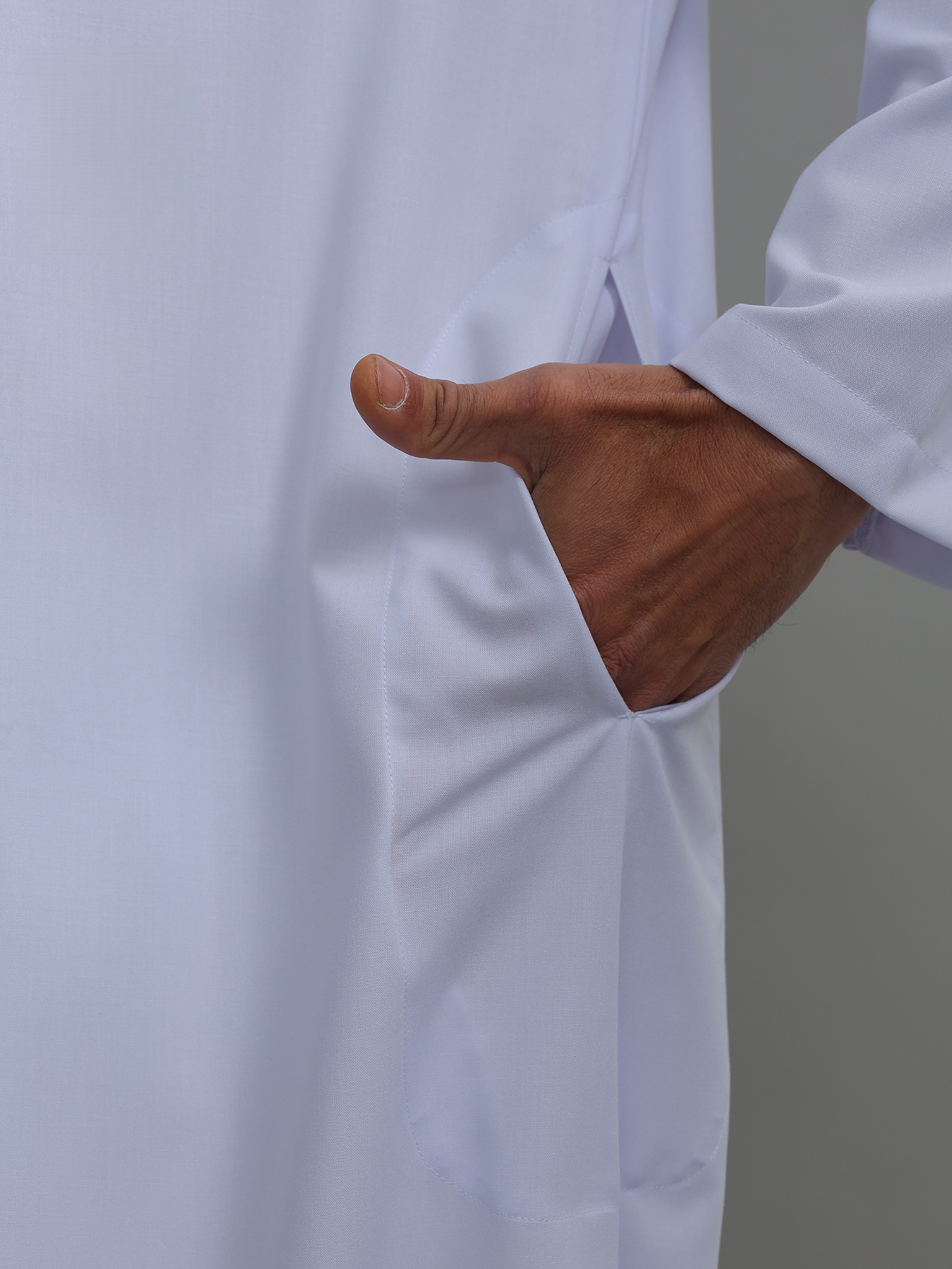ثوب بأكمام طويلة وتفاصيل أزرار للرجال