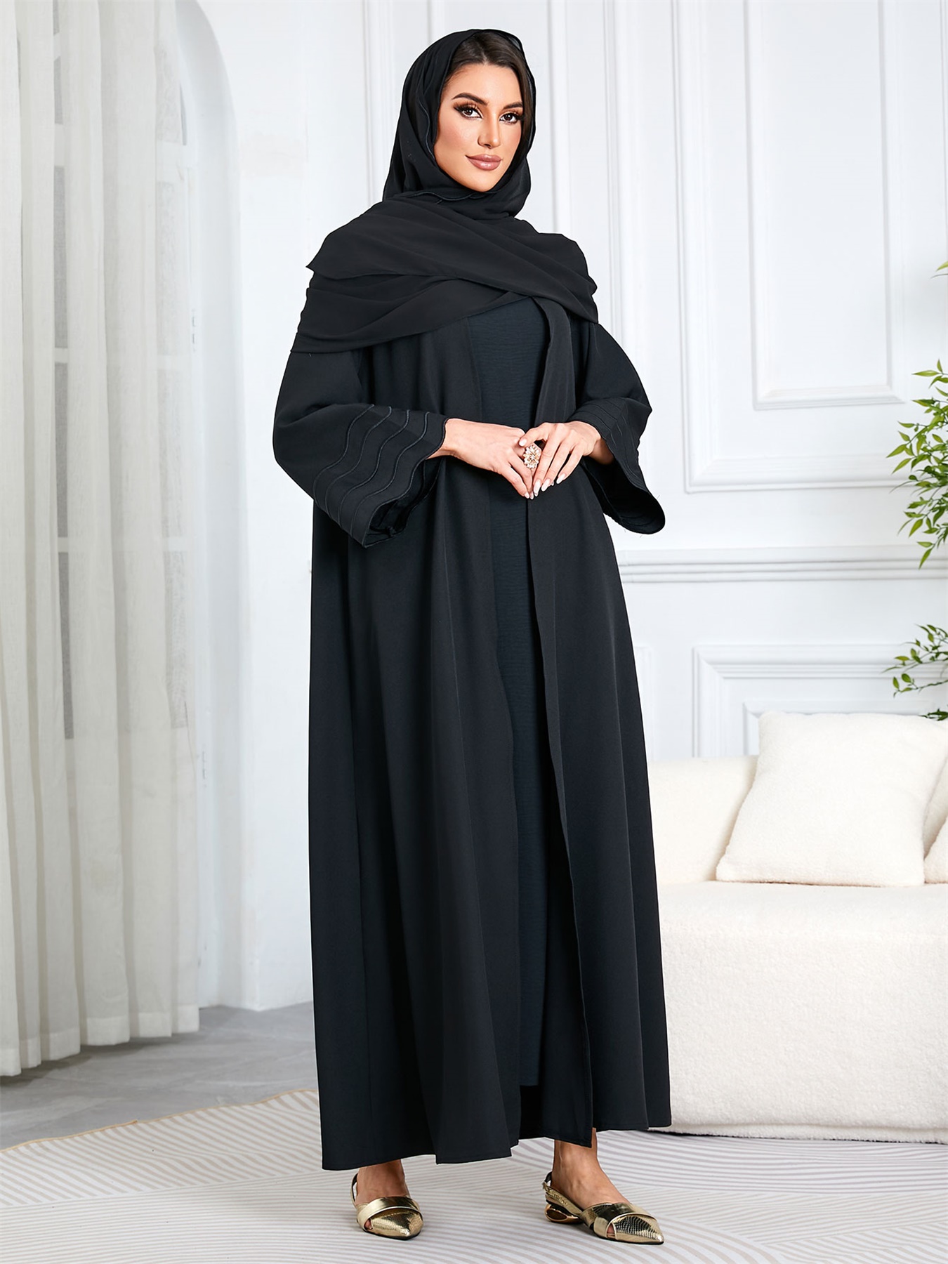 عباية طويلة بلون سادة وأكمام حافة حنيّة لون أسود
