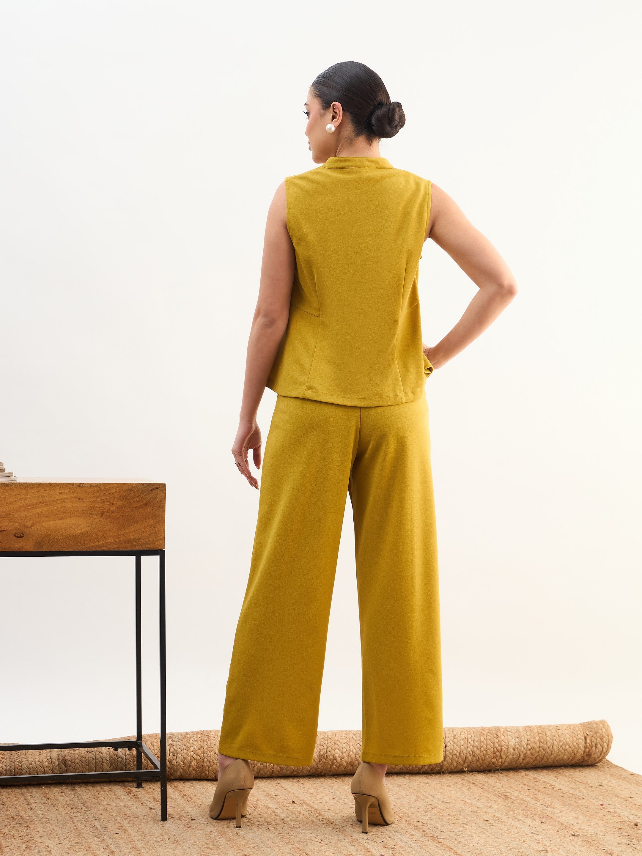 طقم منسق من بنطال بجيوب متقاطعة وبلوزة بياقة مربعة