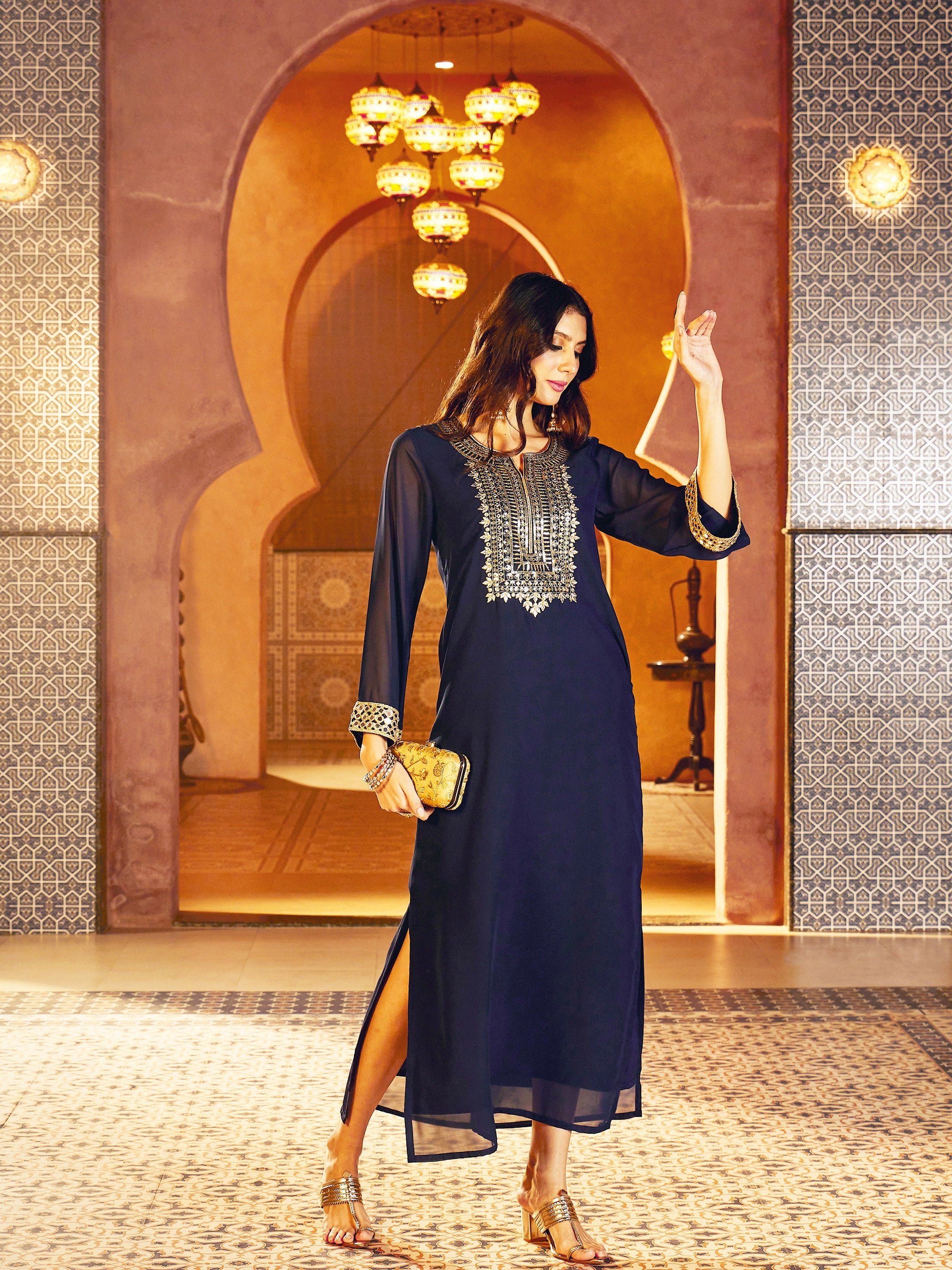 فستان عباية بياقة مطرزة