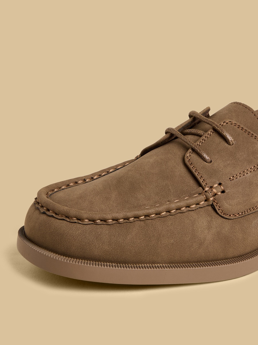 حذاء برباط إغلاق وتفاصيل خياطة