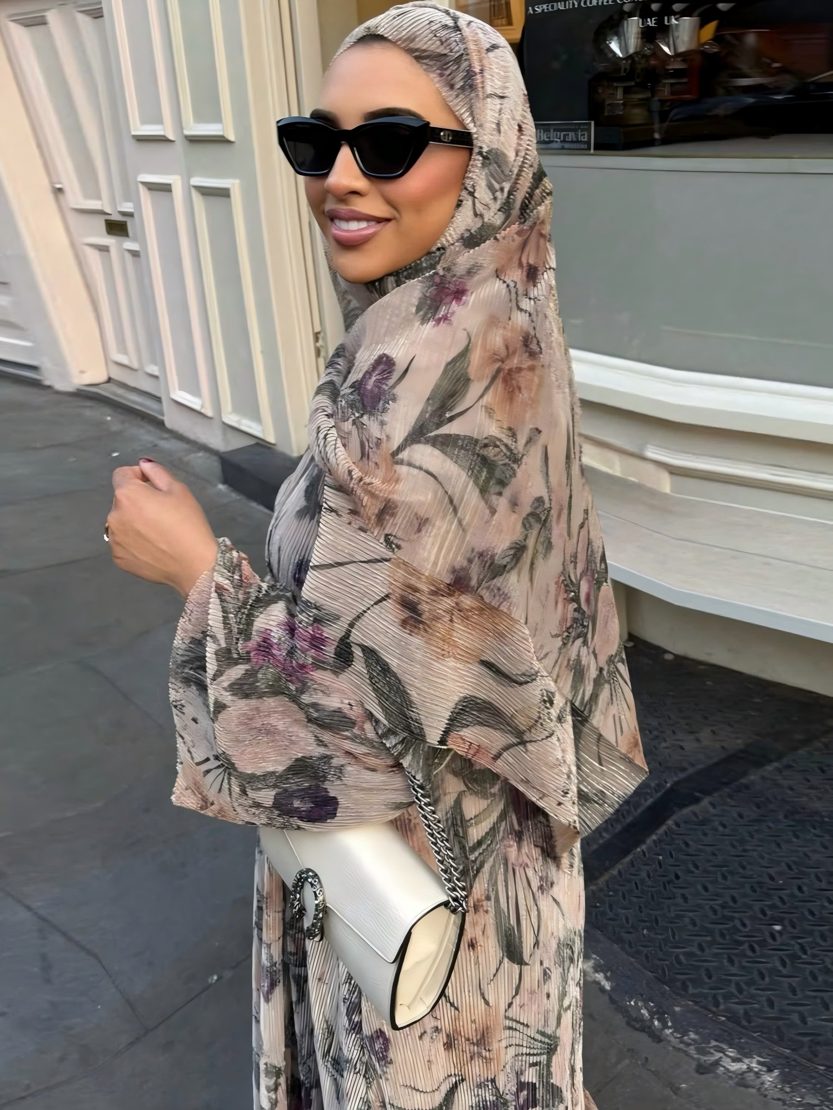 عباية مفتوحة بطبعة زهور
