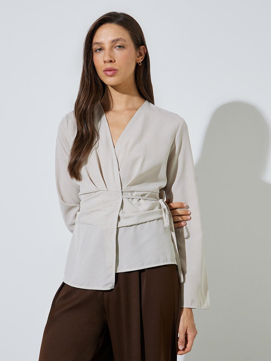 بلوزة بنمط لف وأكمام طويلة