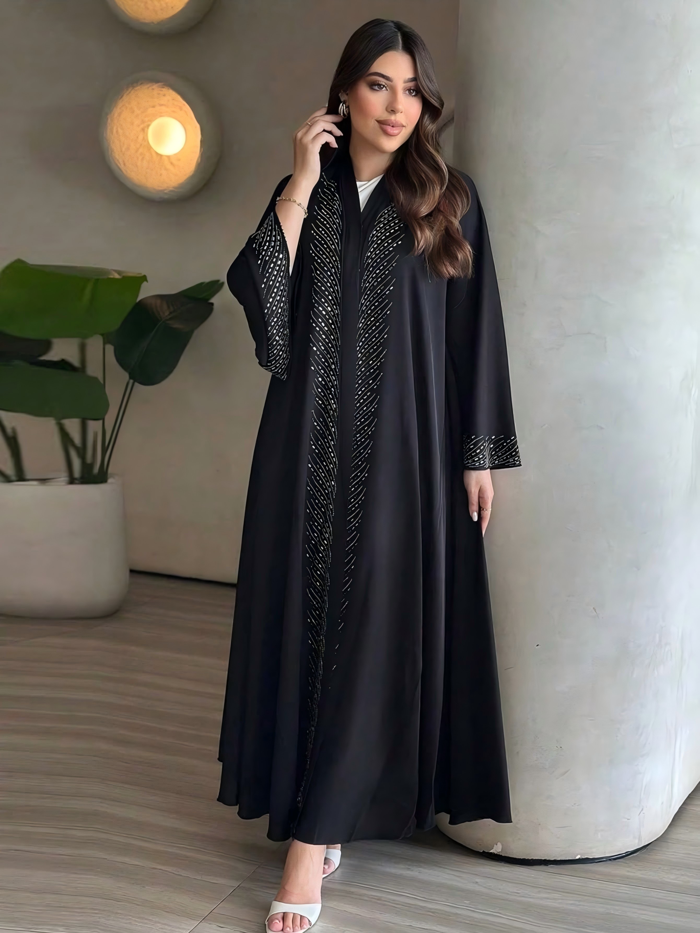 عباية أنيقة ومزينة بلمسات جرافيك