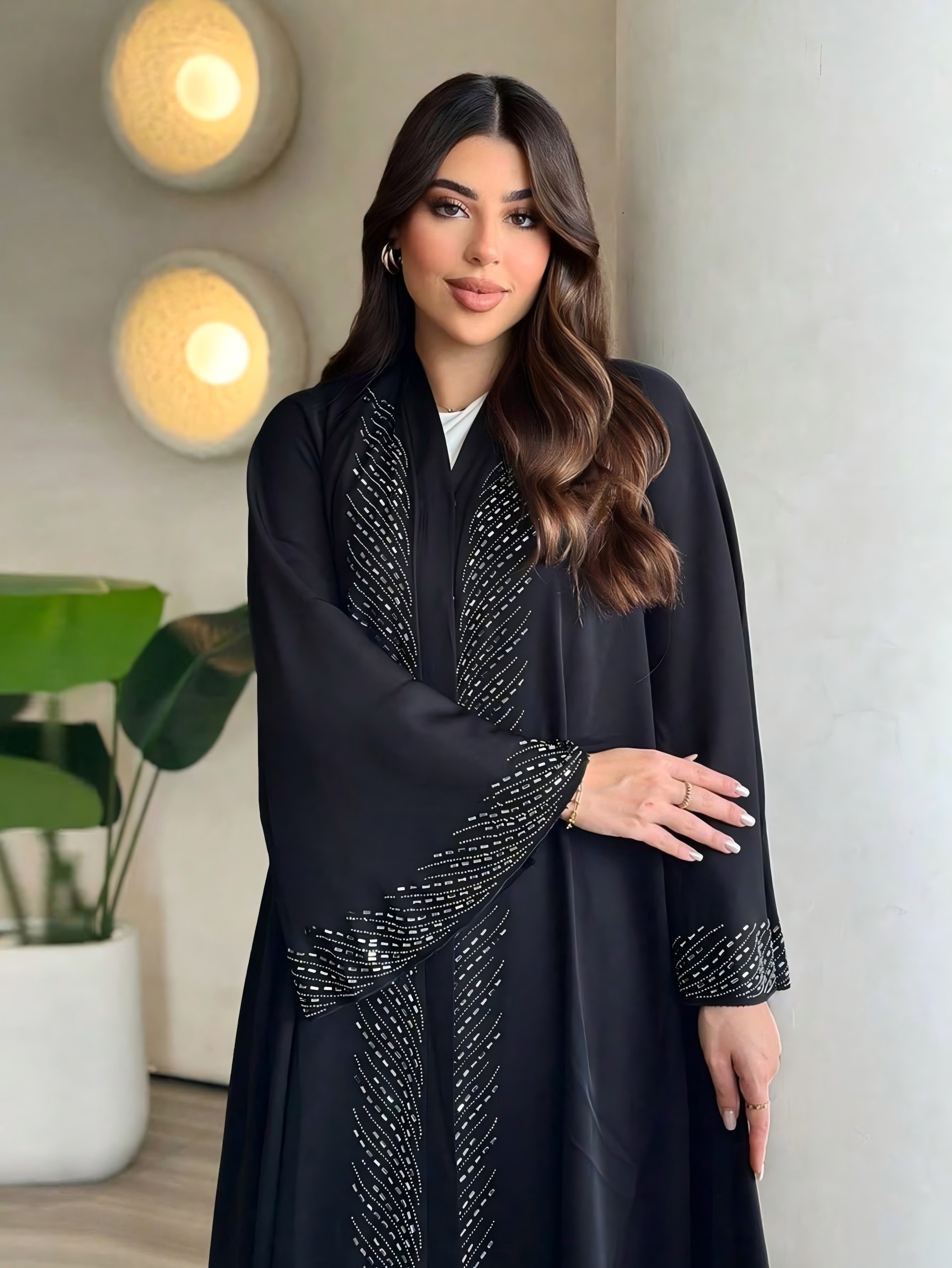 عباية أنيقة ومزينة بلمسات جرافيك