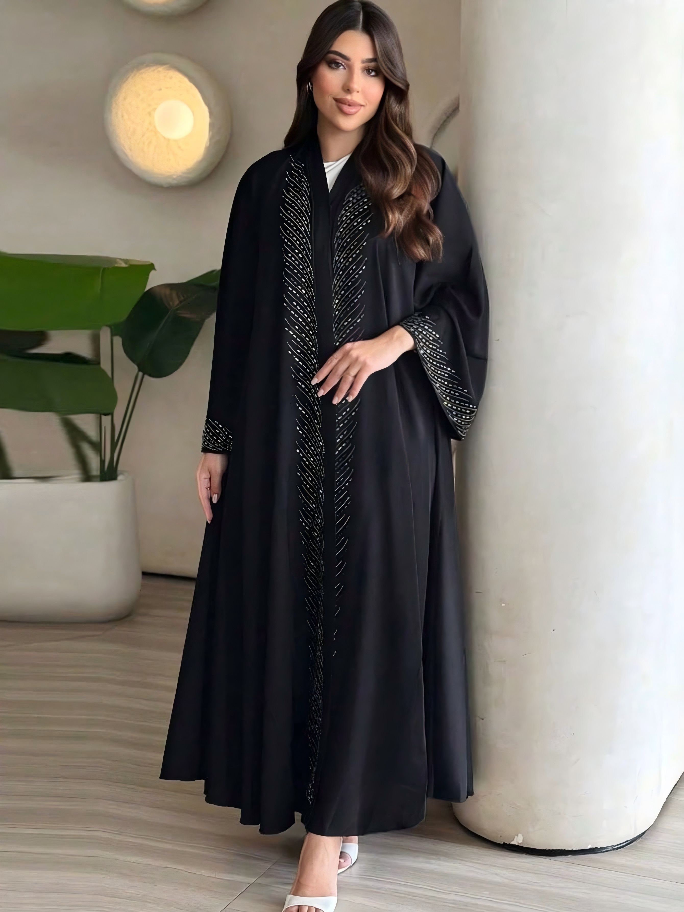 عباية أنيقة ومزينة بلمسات جرافيك
