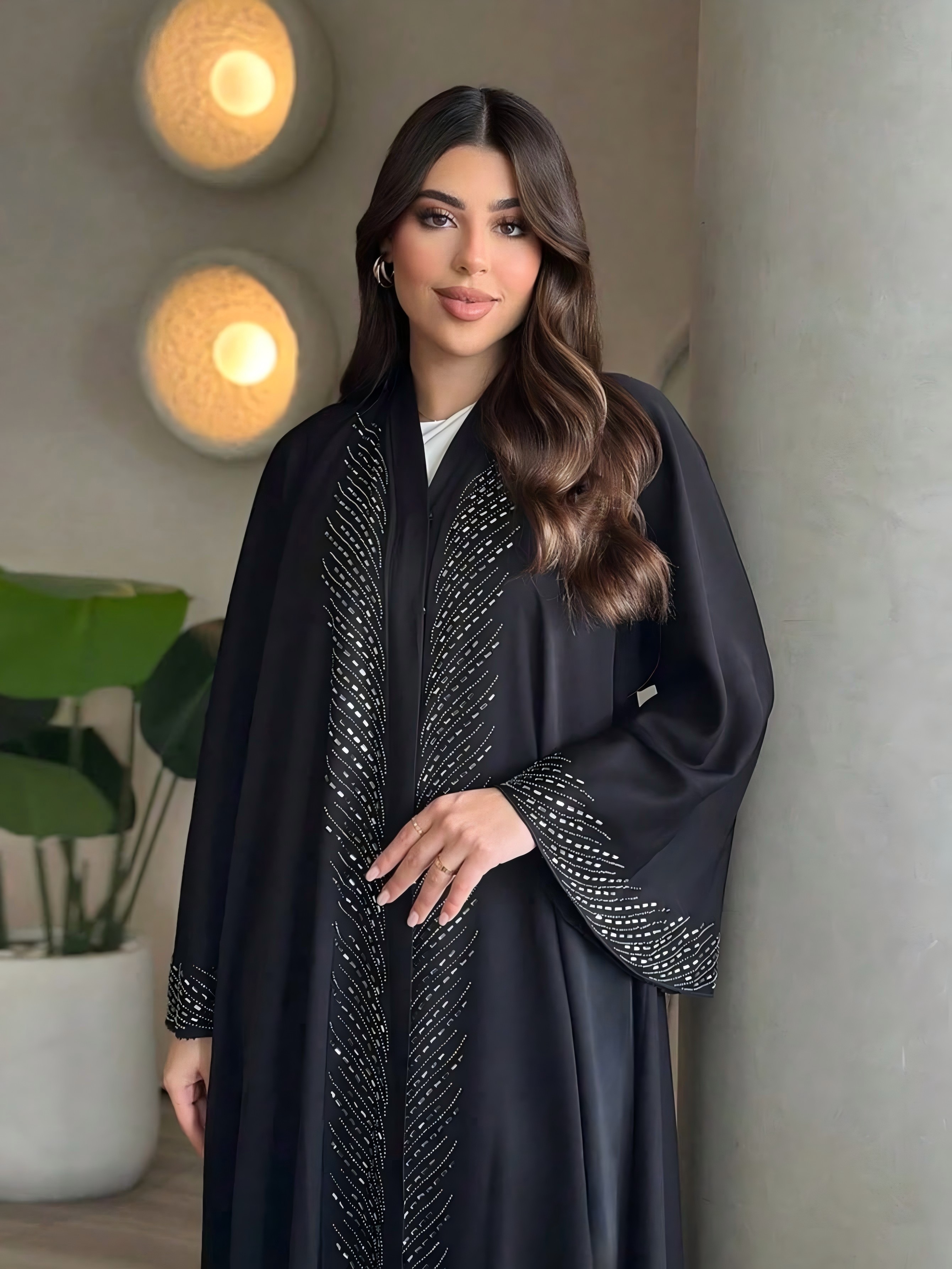 عباية أنيقة ومزينة بلمسات جرافيك