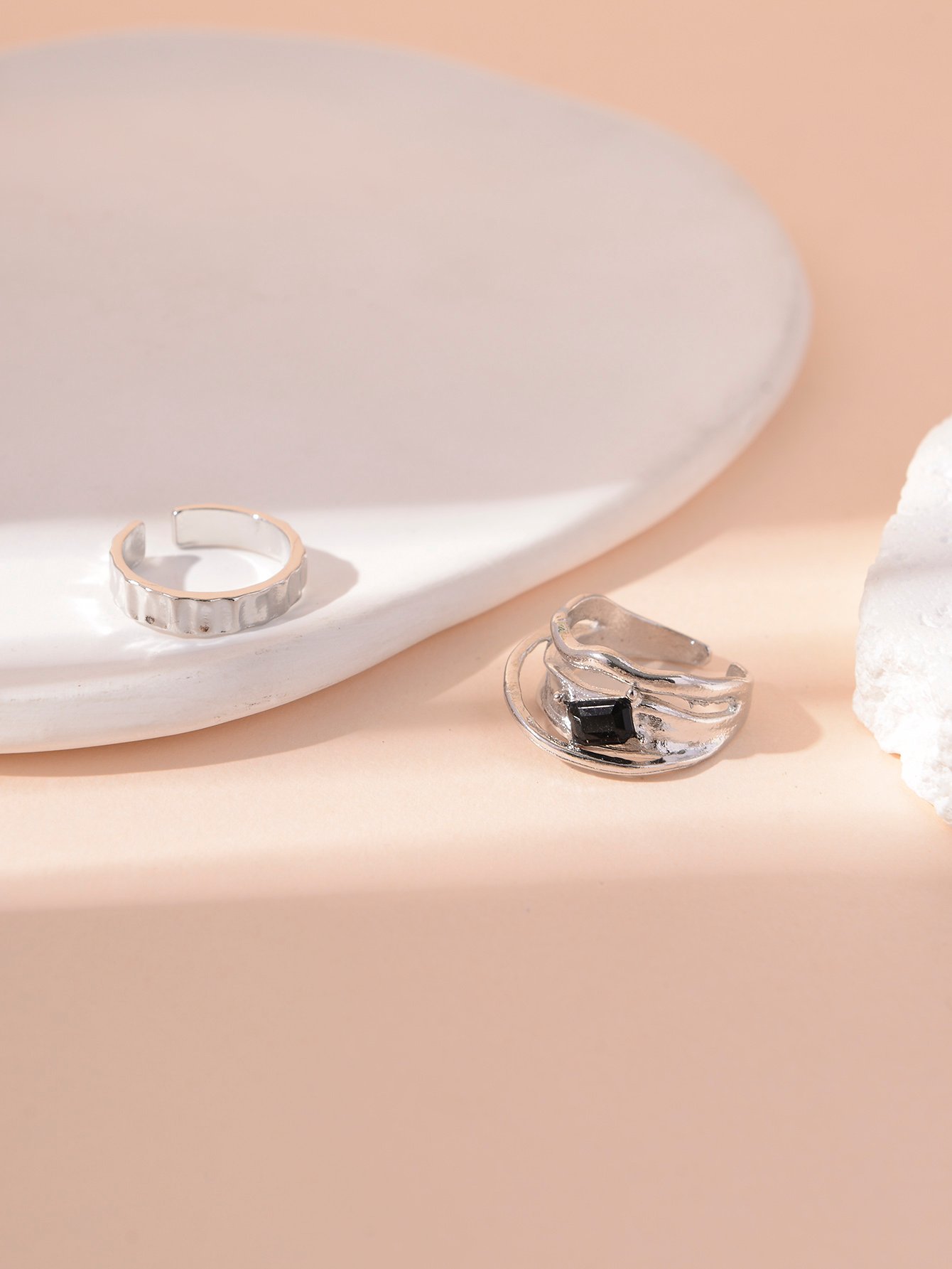 مجموعة من خاتمين بتفاصيل بارزة الملمس وحجر أسود باللون الفضي