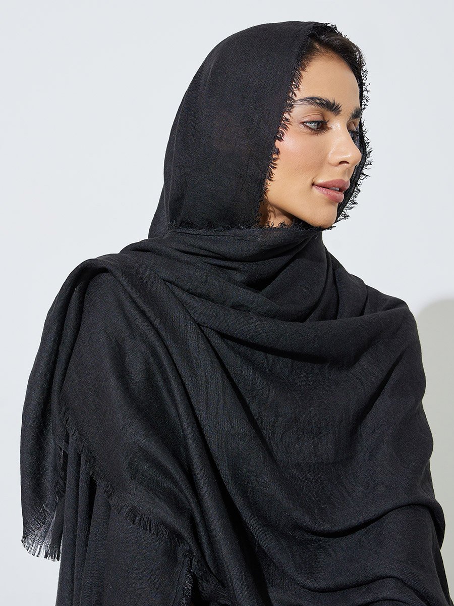 حجاب بمظهر قطن وحواف منسلة
