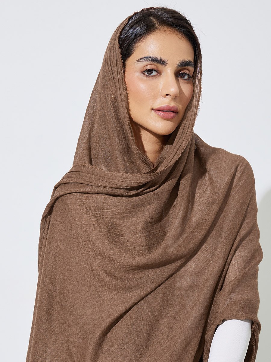 حجاب بمظهر قطن وحواف منسلة