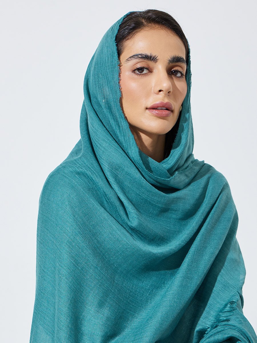 حجاب بمظهر قطن وحواف منسلة