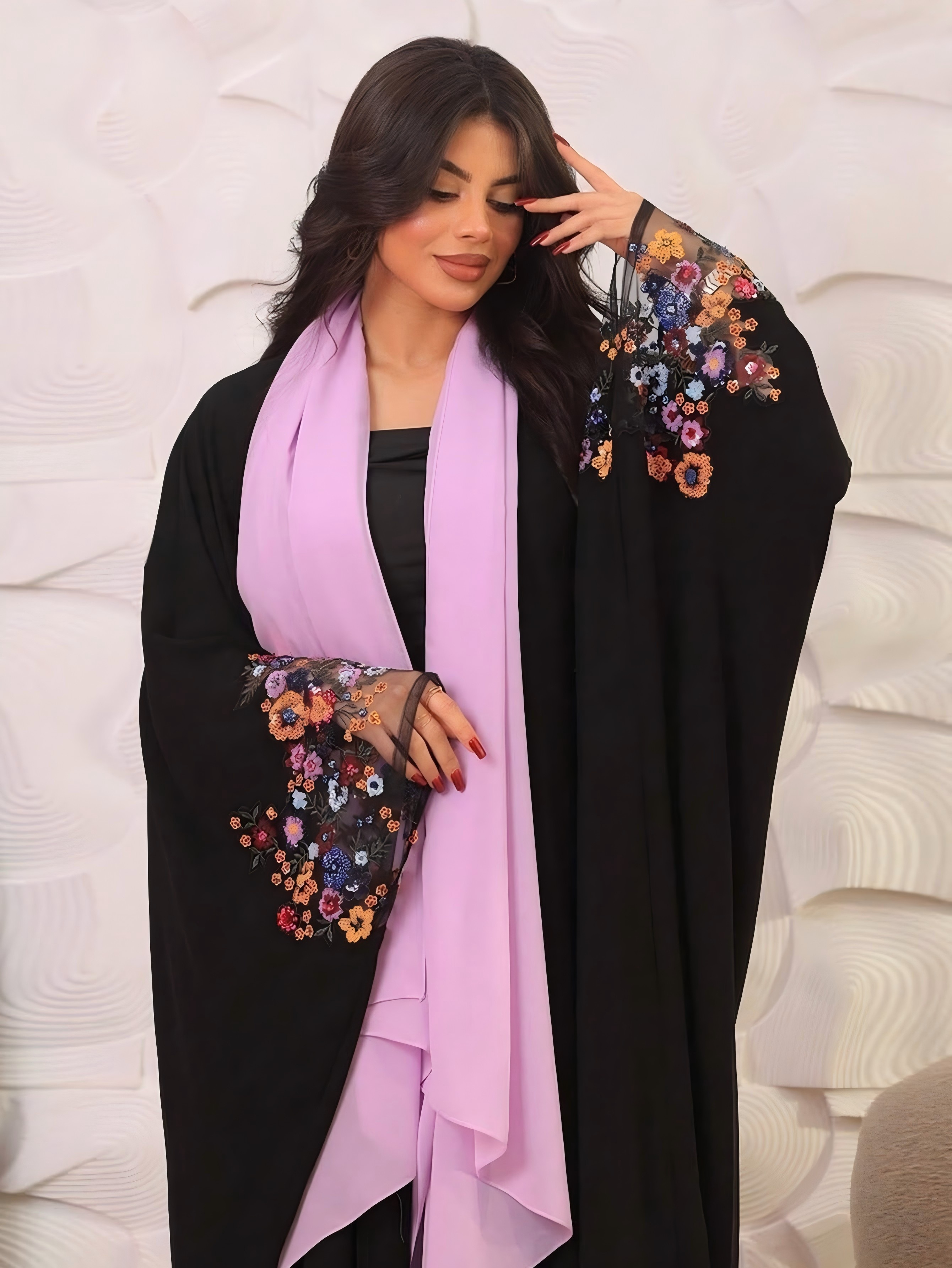 عباية مطرزة بالزهور