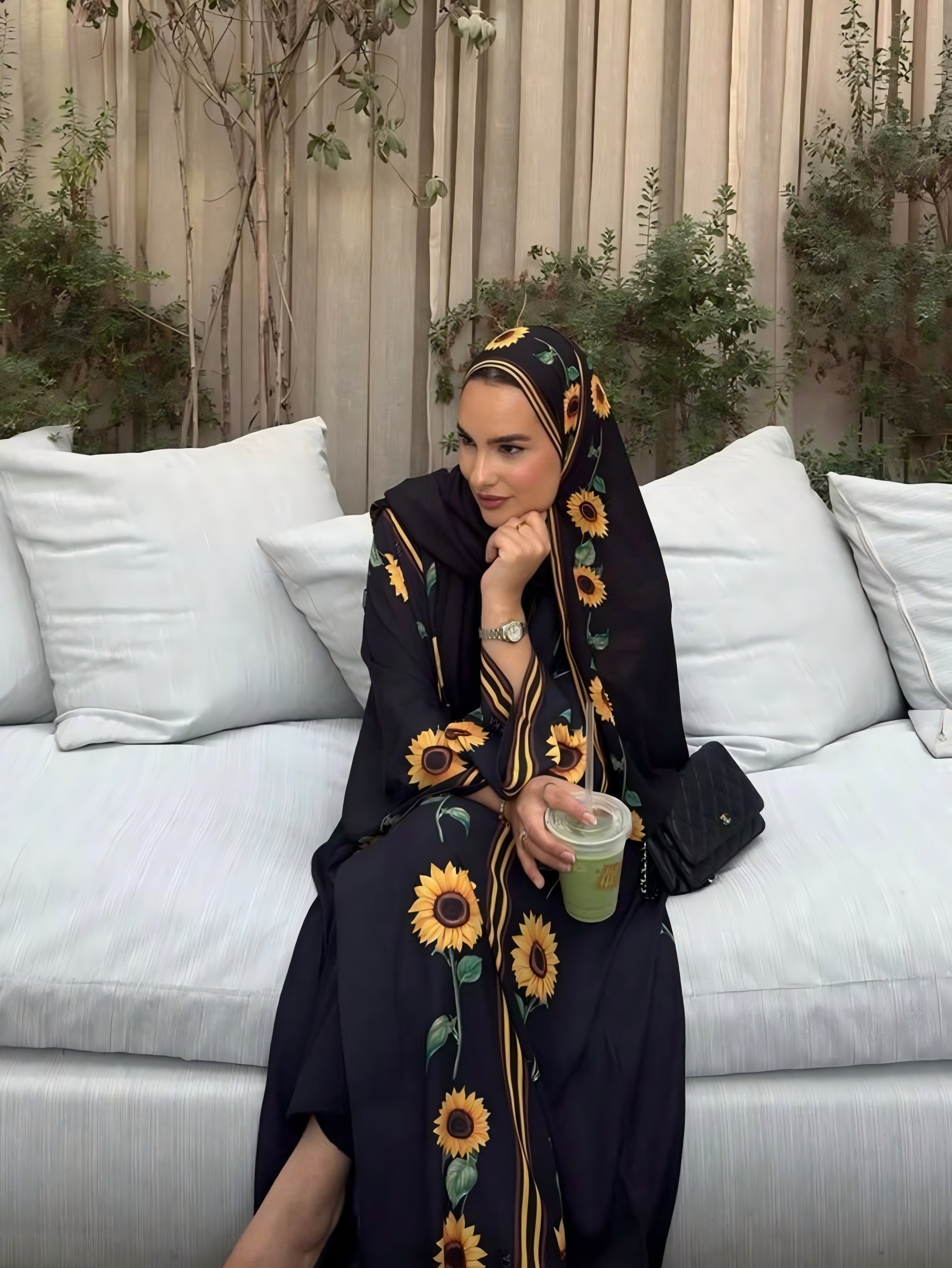 عباية مفتوحة من الأمام بطبعة عباد الشمس بلون أسود