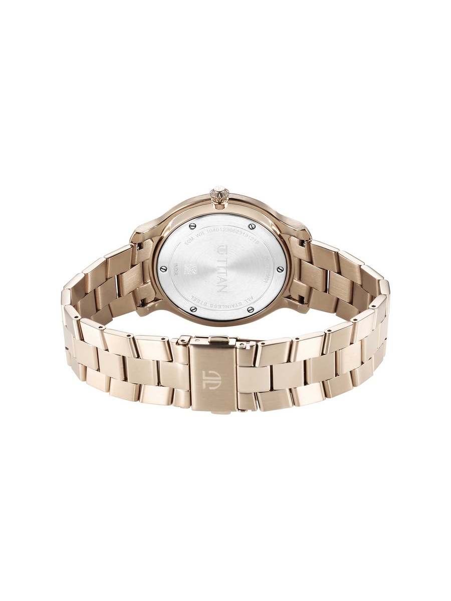Men Classic Distincta Analog Watch with Silver Dial Date Display and Stainless Steel Strap