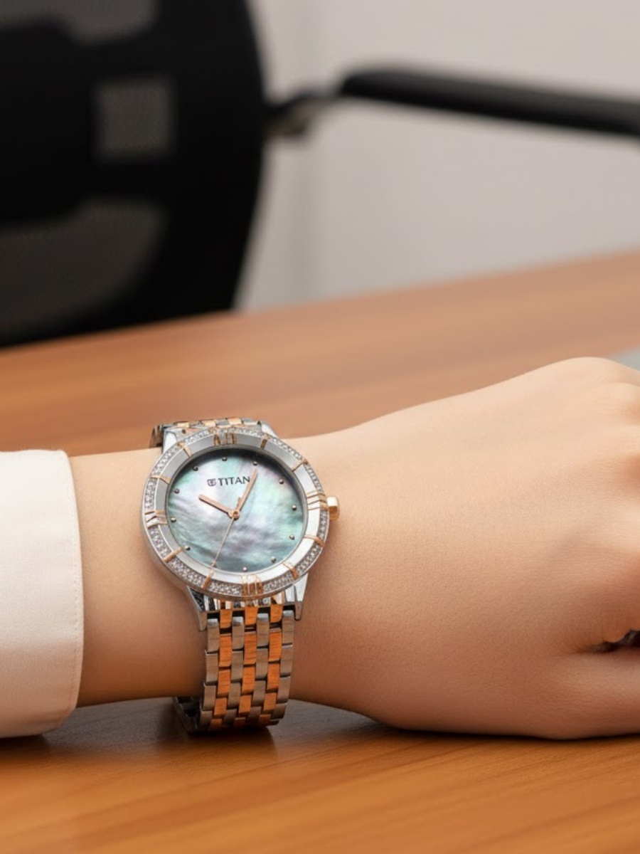 Women Glamour Quartz Watch with Mother of Pearl Dial