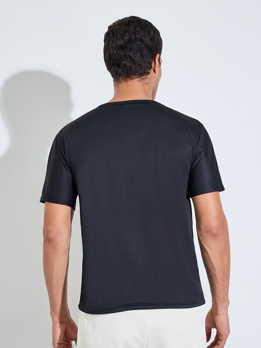 تيشيرت للتمارين بقصة مستقيمة للرجال لون أسود