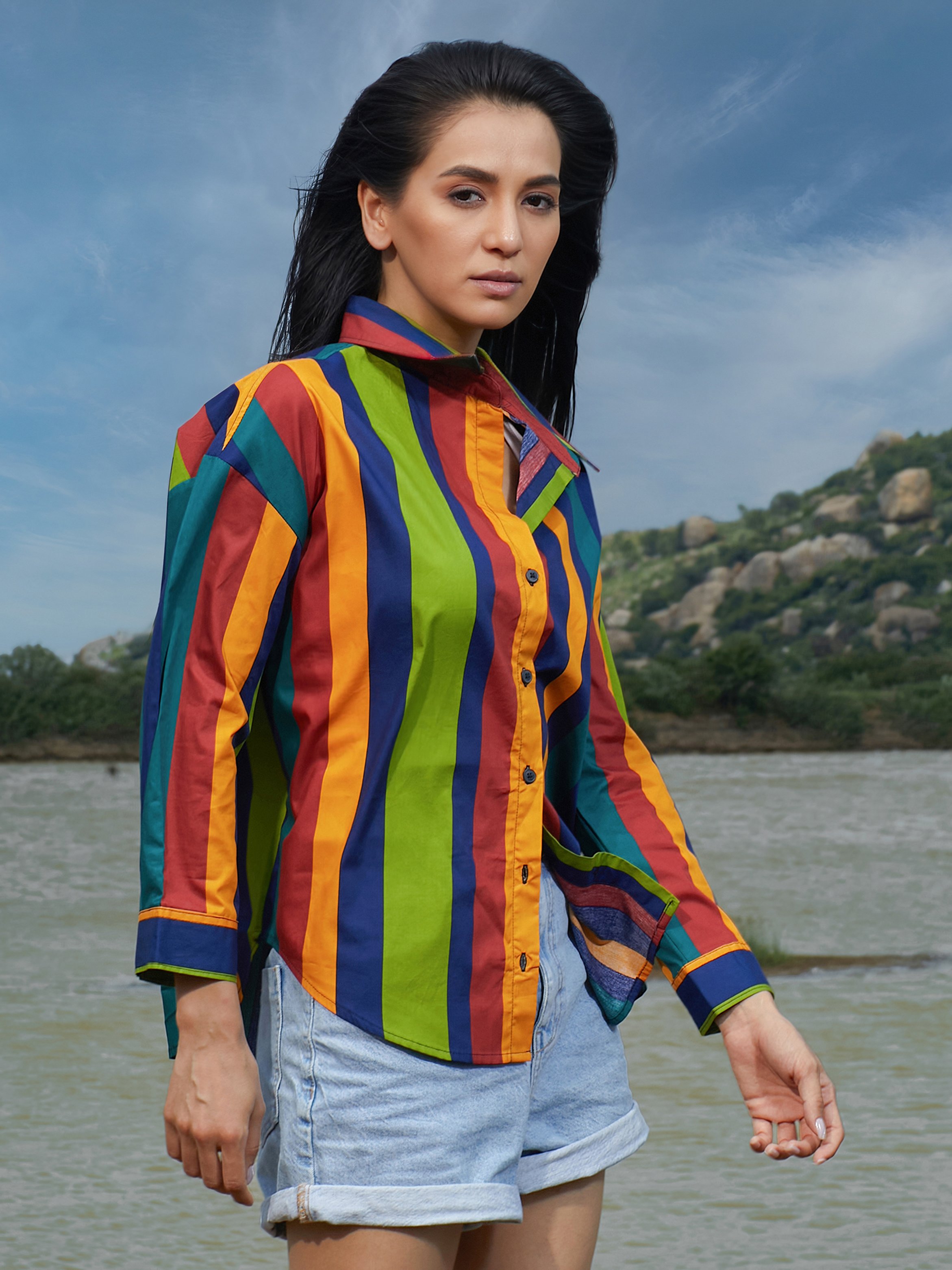 بلوزة بأكمام طويلة ومخططة بألوان قوس قزح