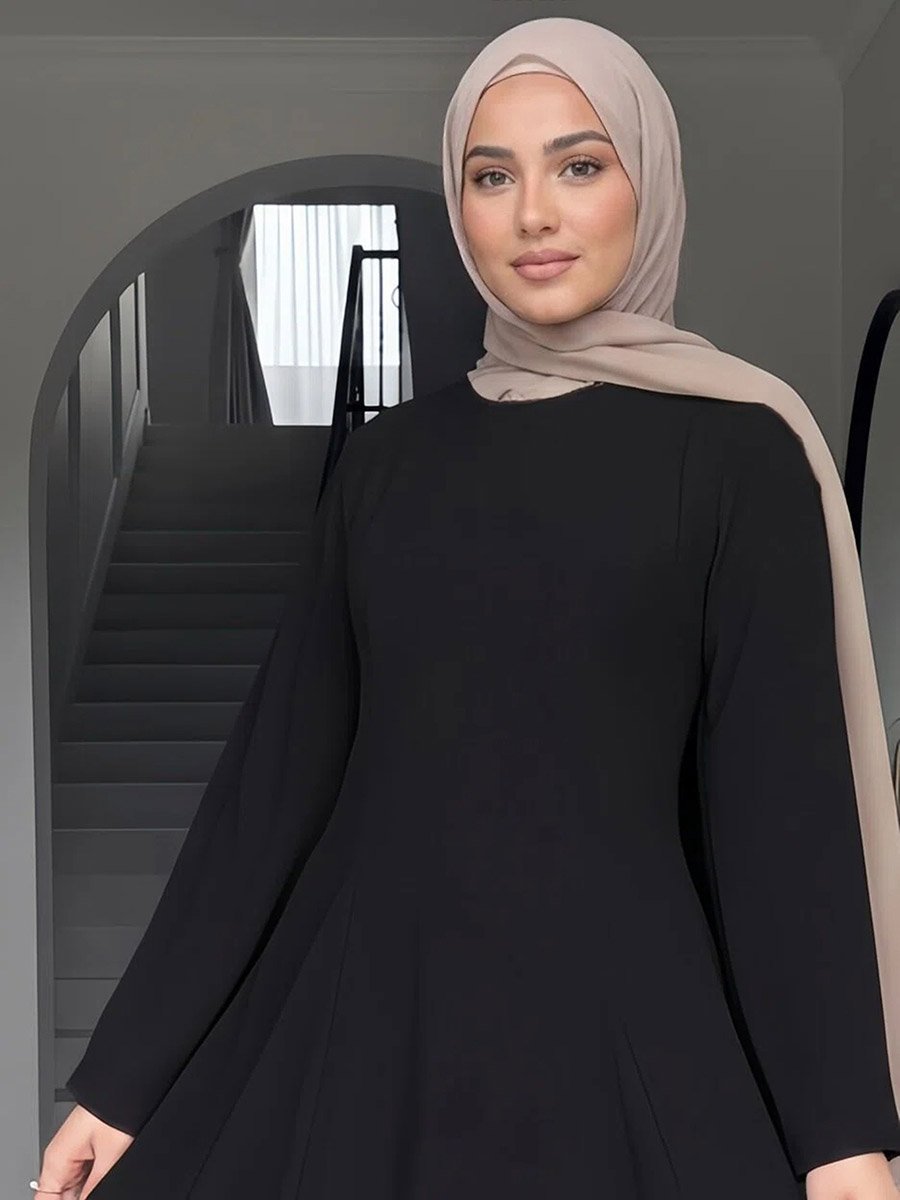 فستان طويل بحافة واسعة وأكمام طويلة سادة باللون الأسود