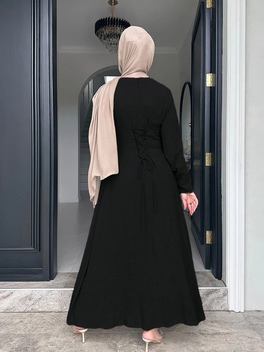 فستان طويل بحافة واسعة وأكمام طويلة سادة باللون الأسود