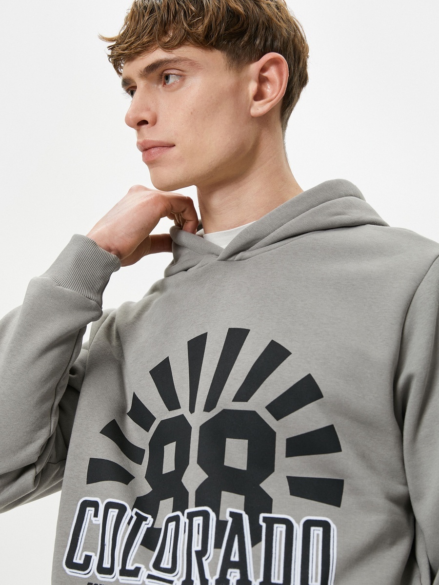 سويت شيرت بغطاء رأس وأكمام طويلة ومطبوع