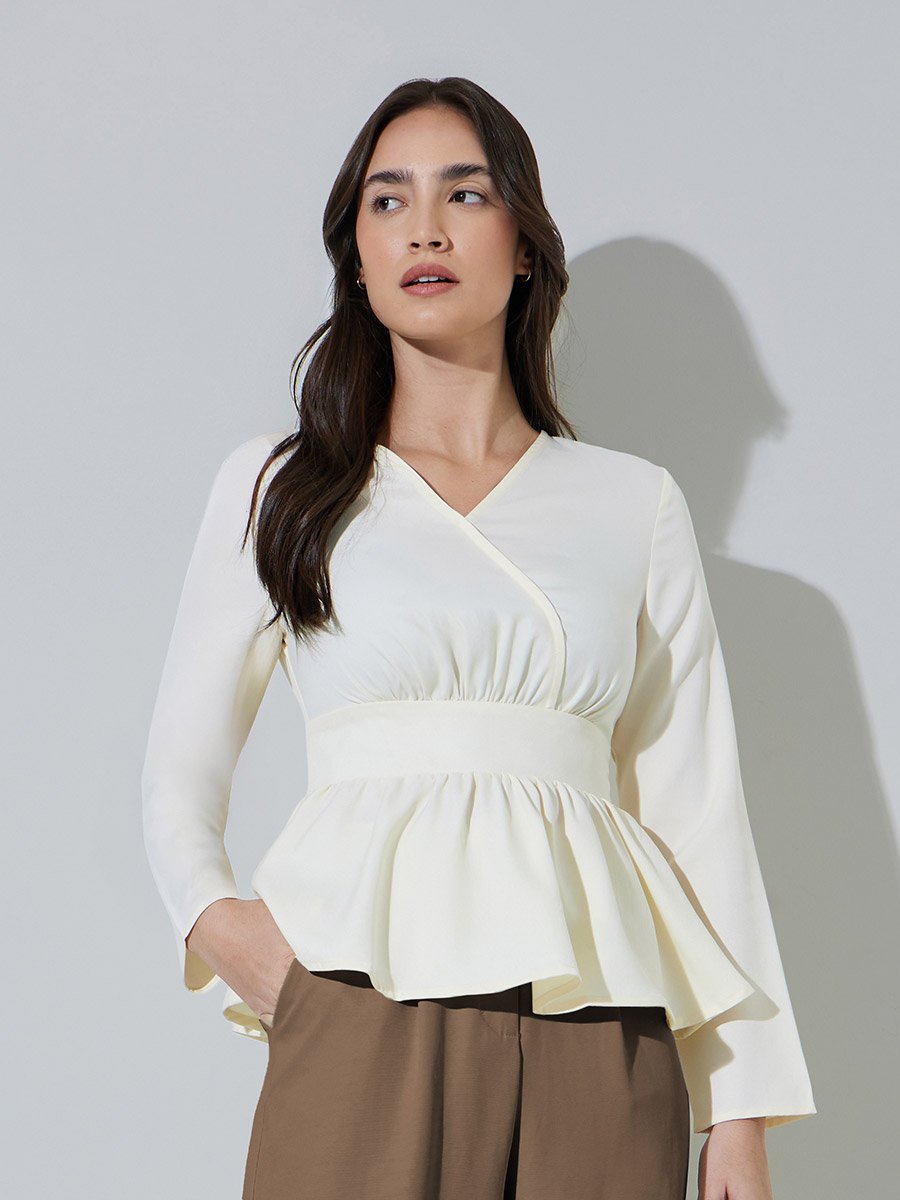 بلوزة بيبلوم سادة وتفاصيل كشكشة باللون الأوف وايت