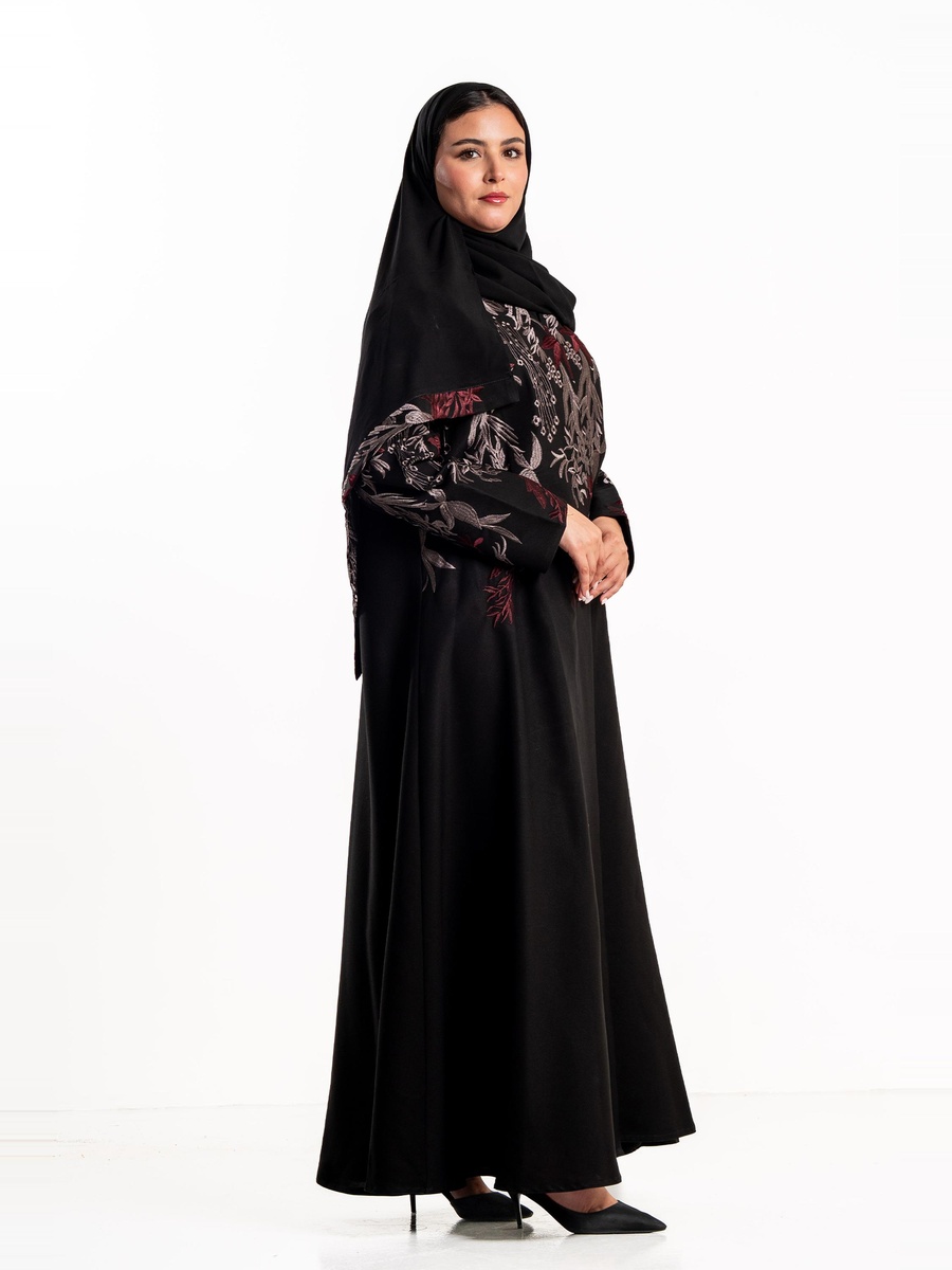 عباية بأكمام طويلة وتطريز أزهار
