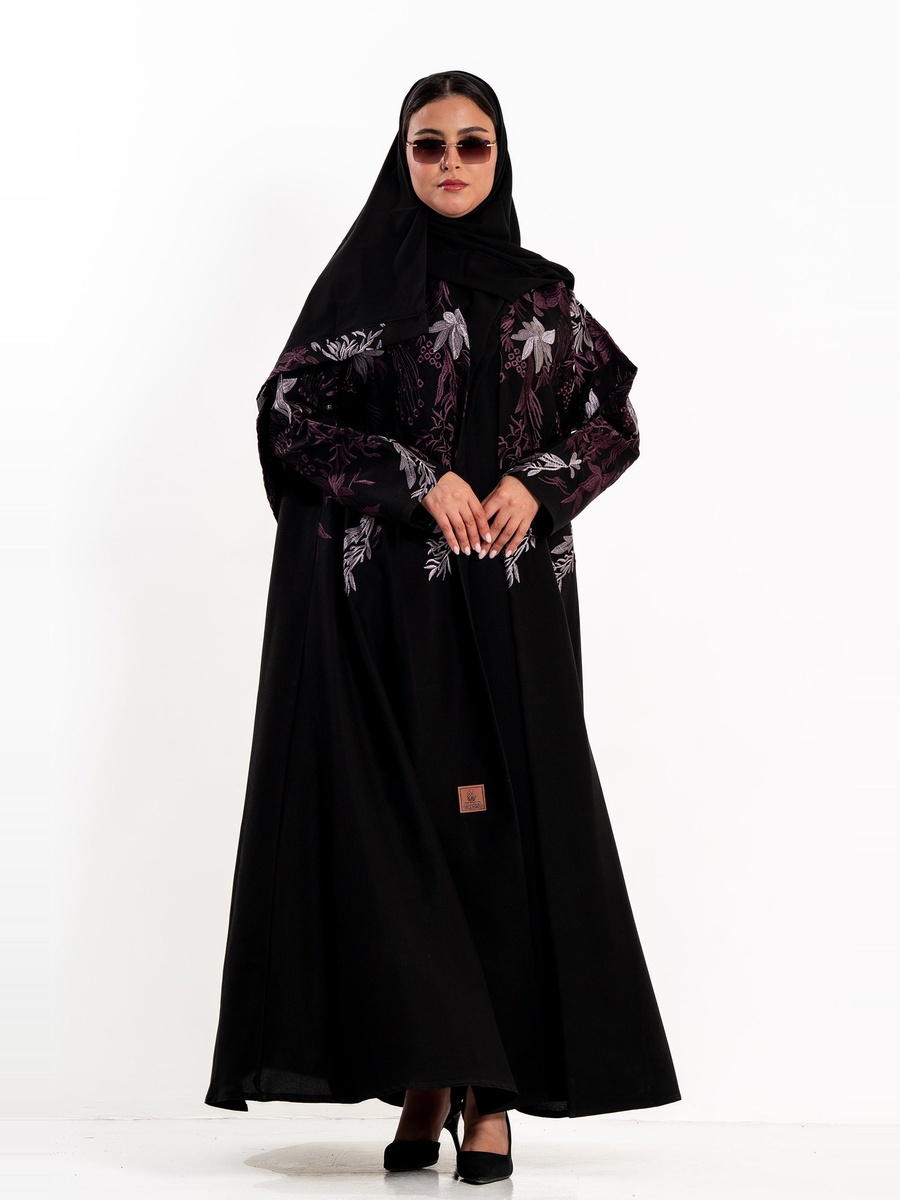 عباية بأكمام طويلة وتطريز أزهار