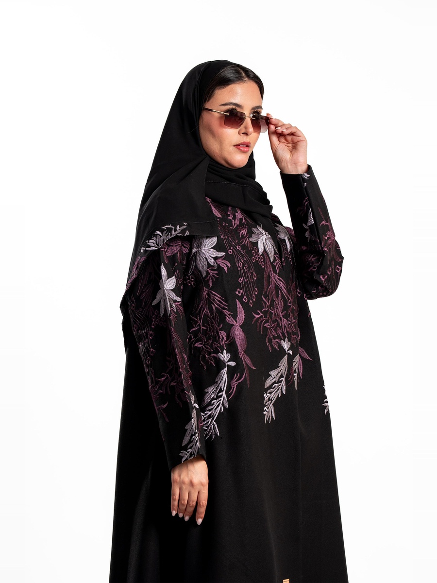 عباية بأكمام طويلة وتطريز أزهار