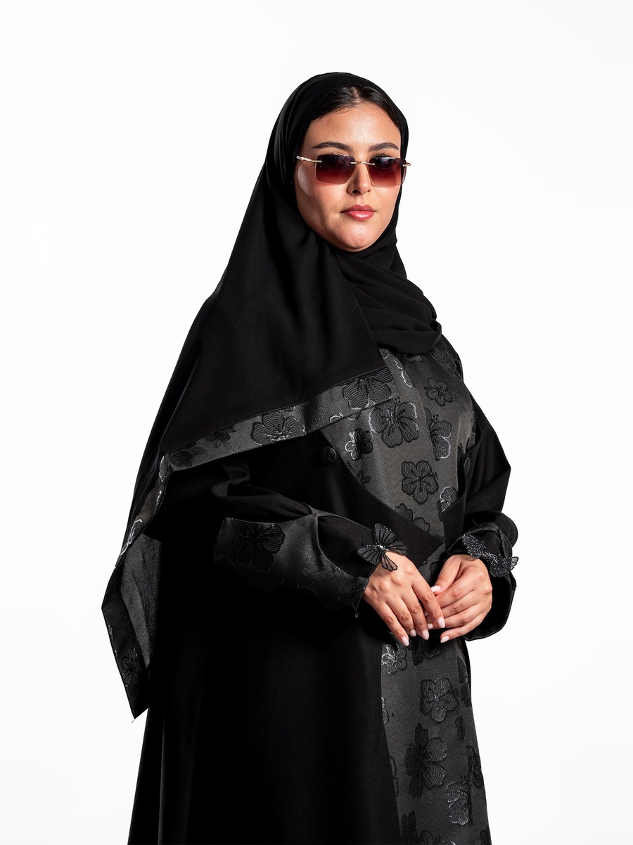 عباية سوداء طويلة بتفاصيل جاكار