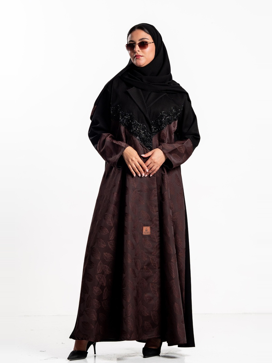 عباية طويلة بتصميم خاص وتفاصيل جاكار