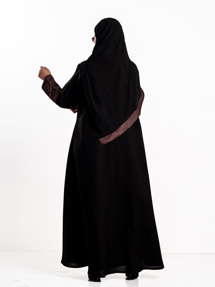عباية طويلة بتصميم خاص وتفاصيل جاكار
