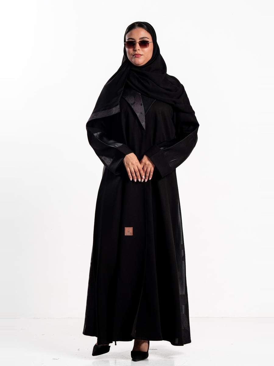 عباية سوداء طويلة مزينة بتفاصيل جاكار