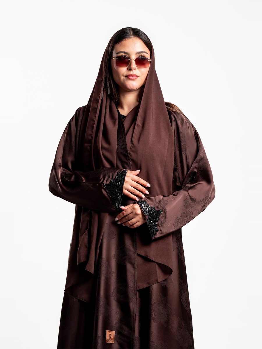 عباية بني طويلة بتصميم خاص وأكمام طويلة