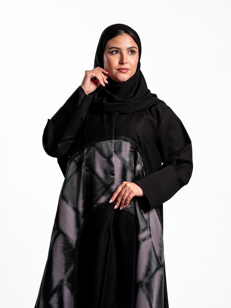 عباية سوداء طويلة مزينة بالخرز