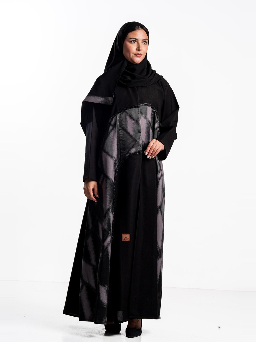 عباية سوداء طويلة مزينة بالخرز