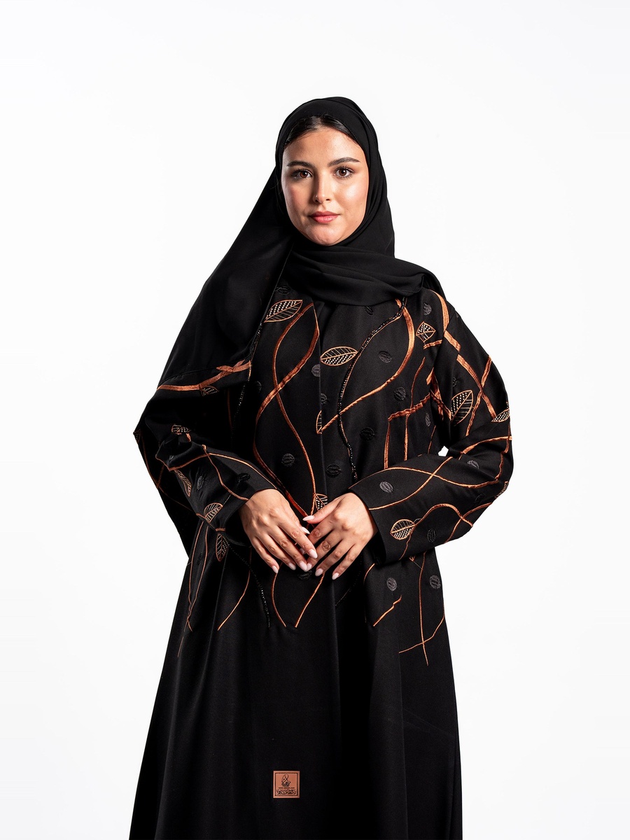 عباية طويلة سوداء بتفاصيل مُطرّزة