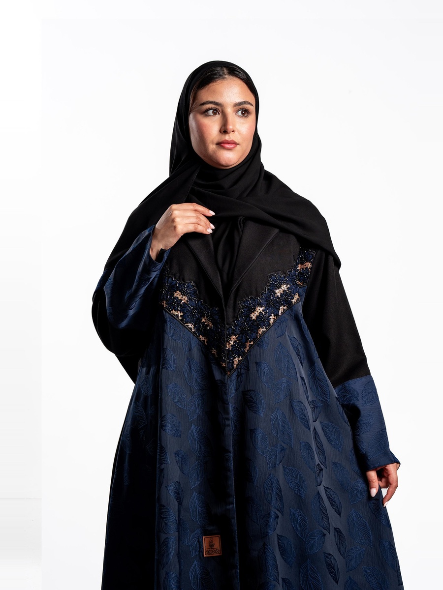 عباية طويلة منمقة مع تفاصيل جاكار