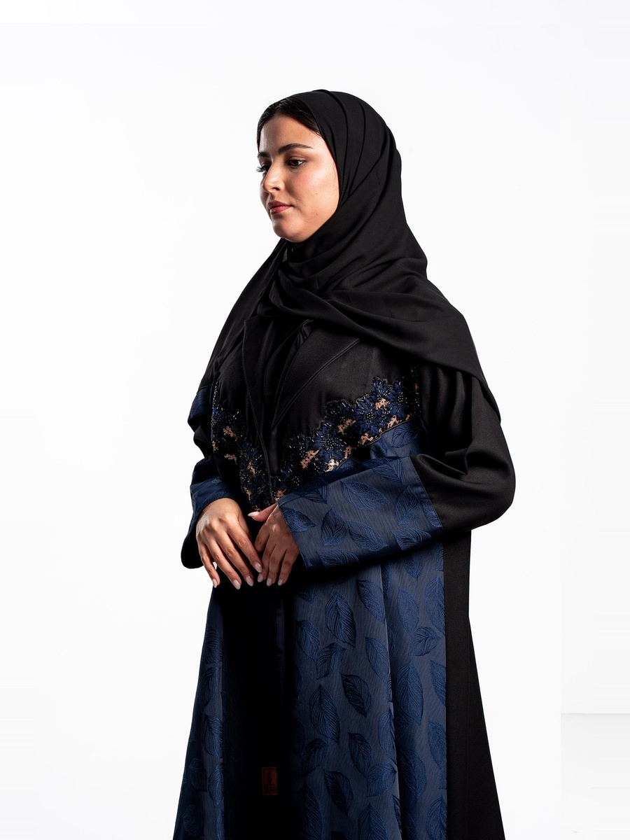 عباية طويلة منمقة مع تفاصيل جاكار