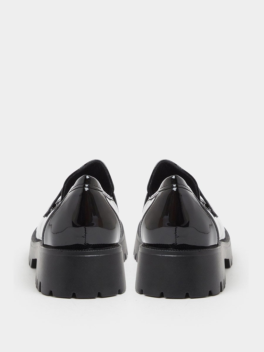 حذاء لوفرز نعل سميك من الجلد اللامع باللون الأسود