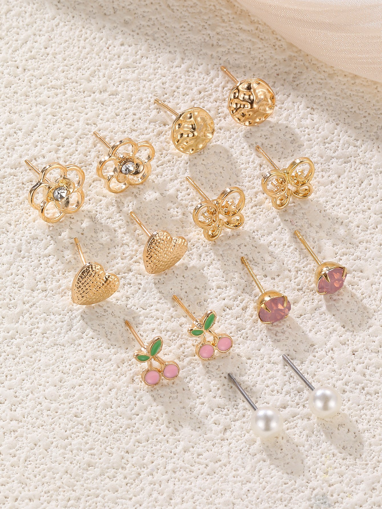 مجموعة من 7 أقراط صغيرة بشكل قلب وزهرة