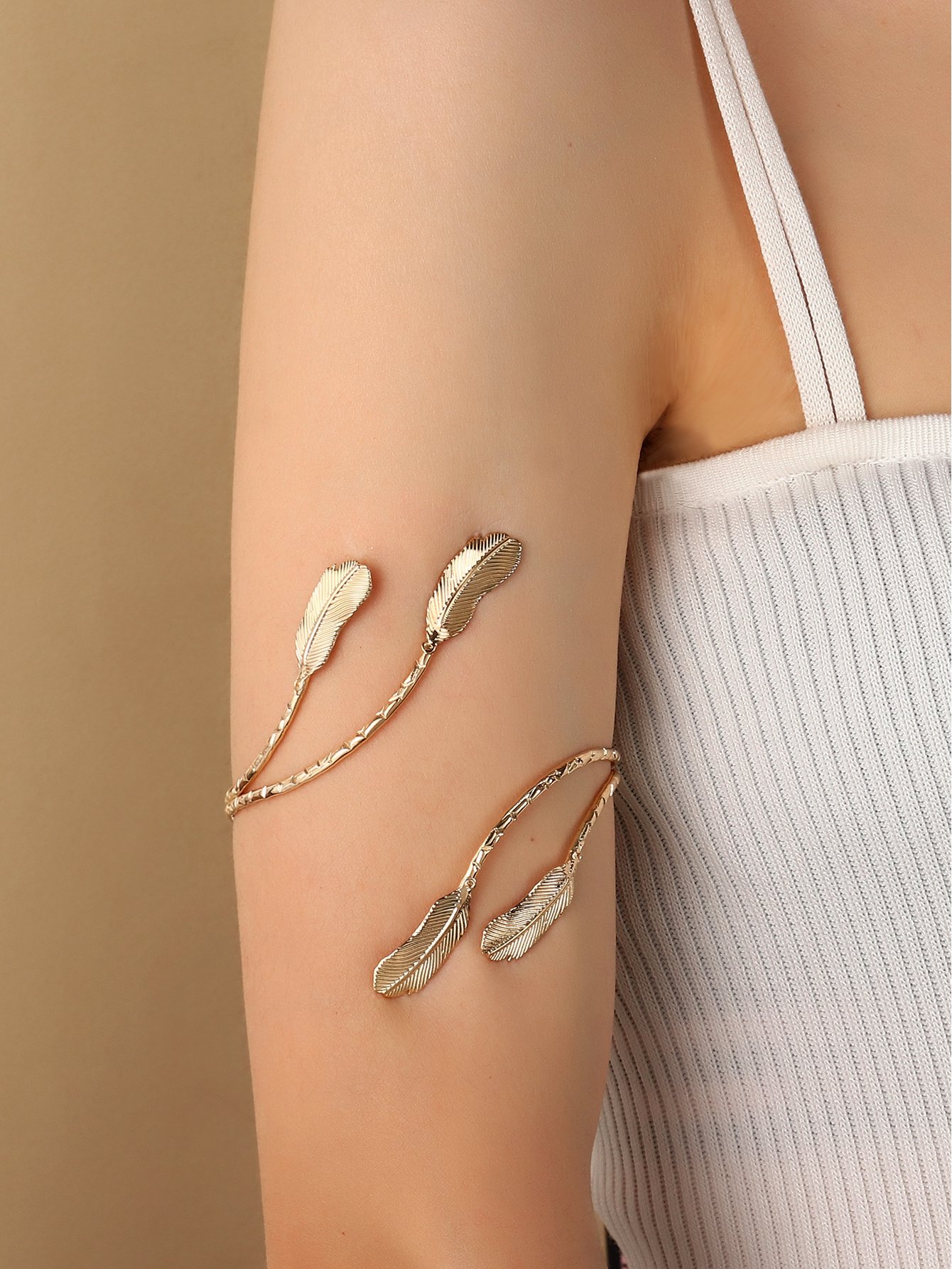 سوار ذراع درة طلاء ذهبي بتصميم ريشة