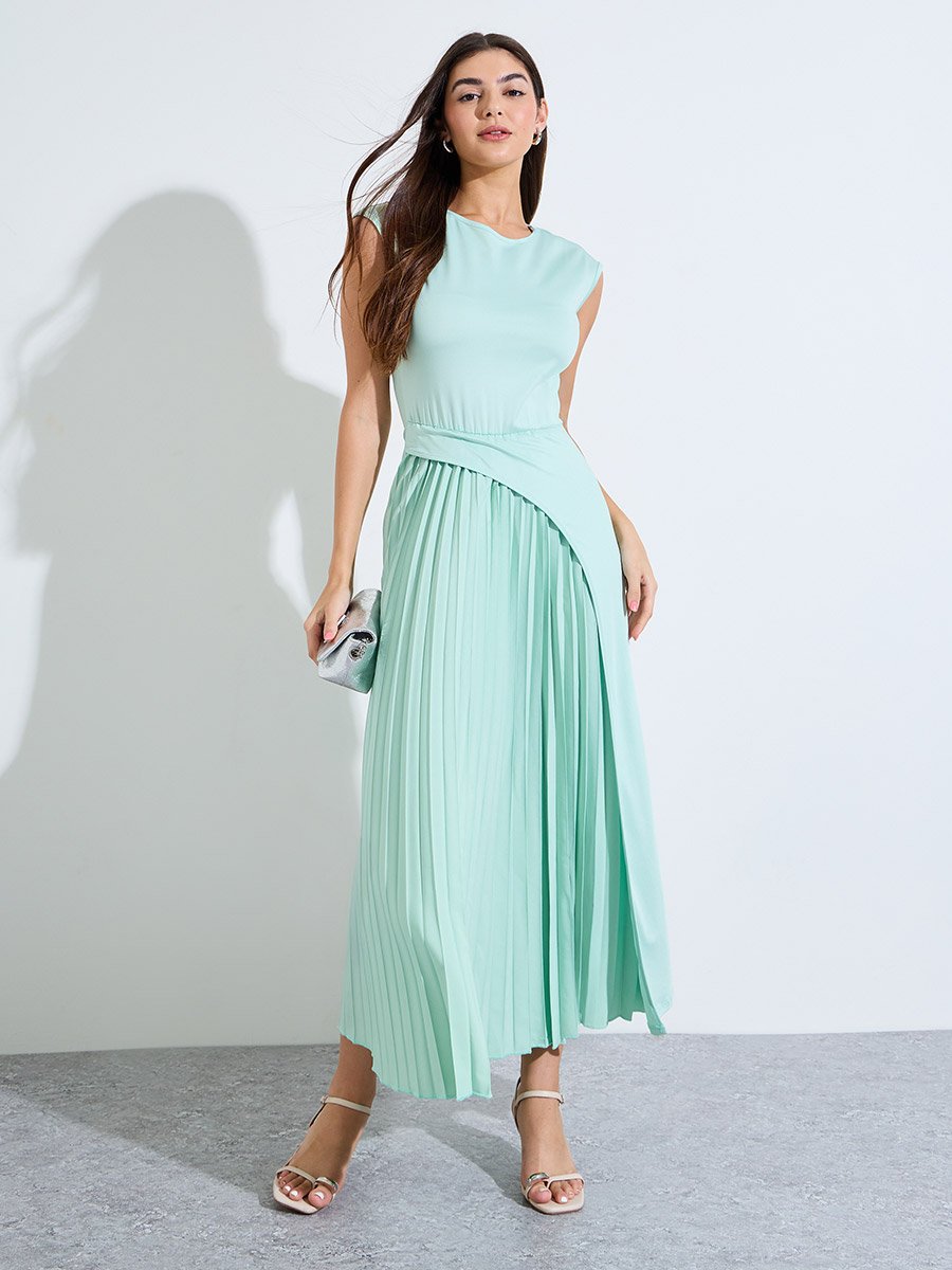 Green Solid Pleated A-Line Maxi Dress