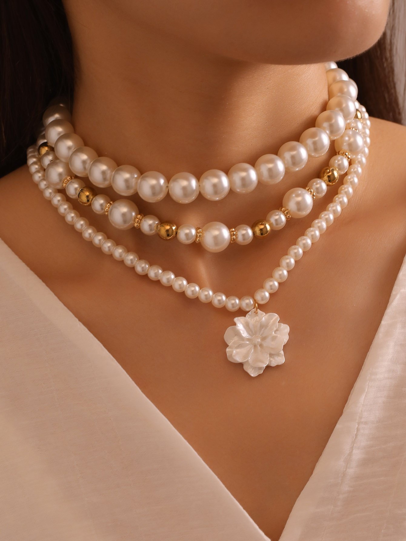 طقم من 3 قطع قلائد شوكر متدرجة ذهبي ولؤلؤ بقلادة زهور